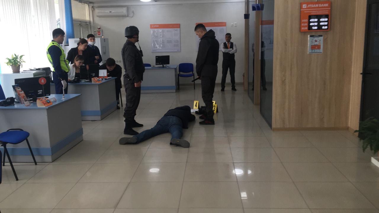 Шымкенттегі Jýsan Bank-тің бөлімшесінде ер адам граната көрсетіп, кассаны тонамақ болды