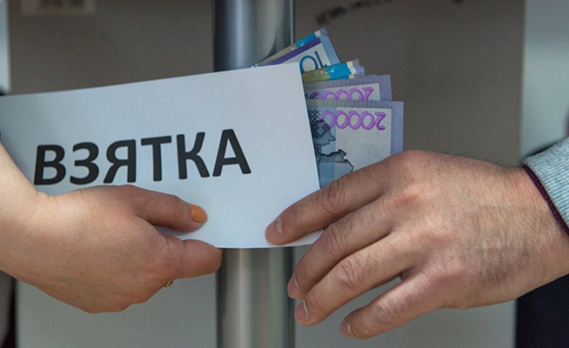 Главу отдела строительства районного акимата в Туркестанской области подозревают в получении взятки