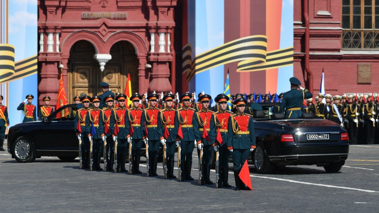 Нурсултан Назарбаев принимает участие в параде Победы в Москве