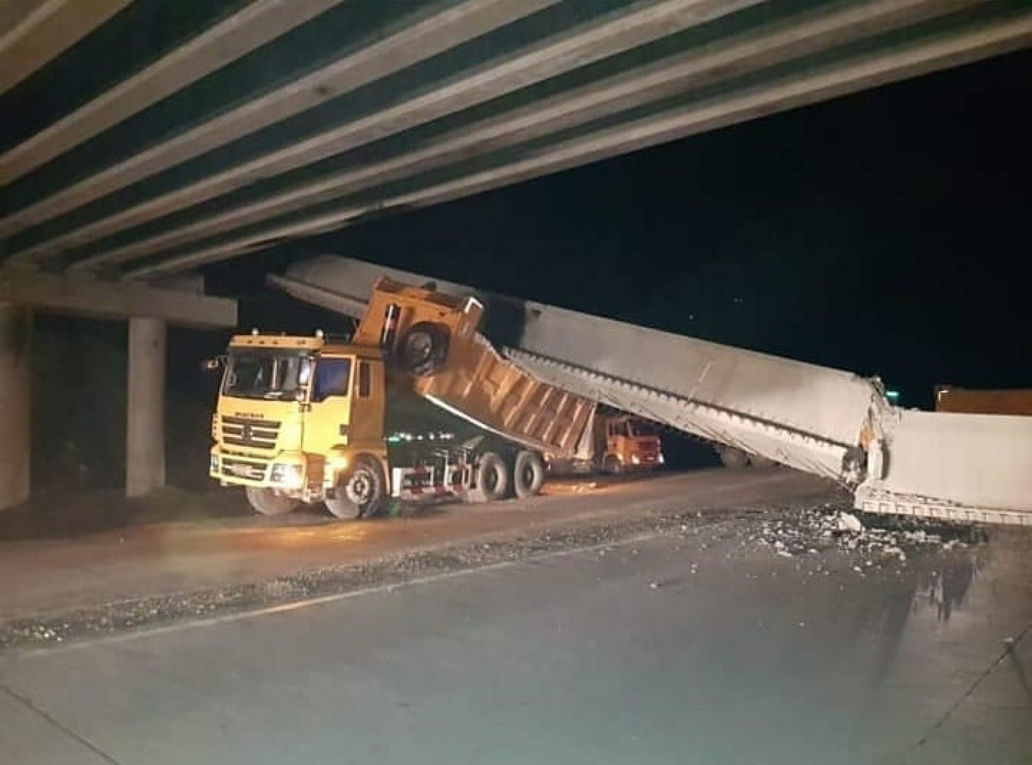 Балка строящегося моста обрушилась на грузовик в Павлодарской области