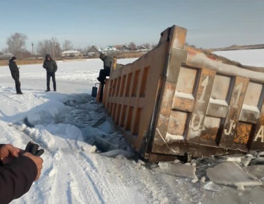 В Карагандинской области два автомобиля провалились под лед