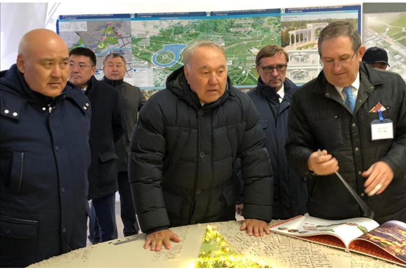 Нурсултан Назарбаев ознакомился с ходом строительства парков Туркестана