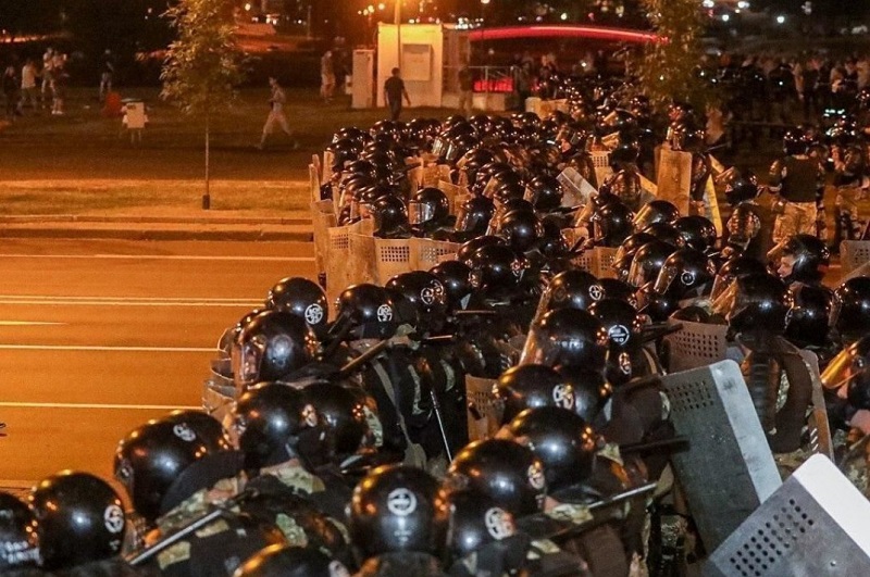 МВД Белоруссии применило водомет на акции протеста в Бресте  