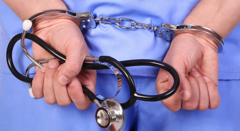 Дело врачей: в Казахстане возбуждены сотни уголовных дел против медиков