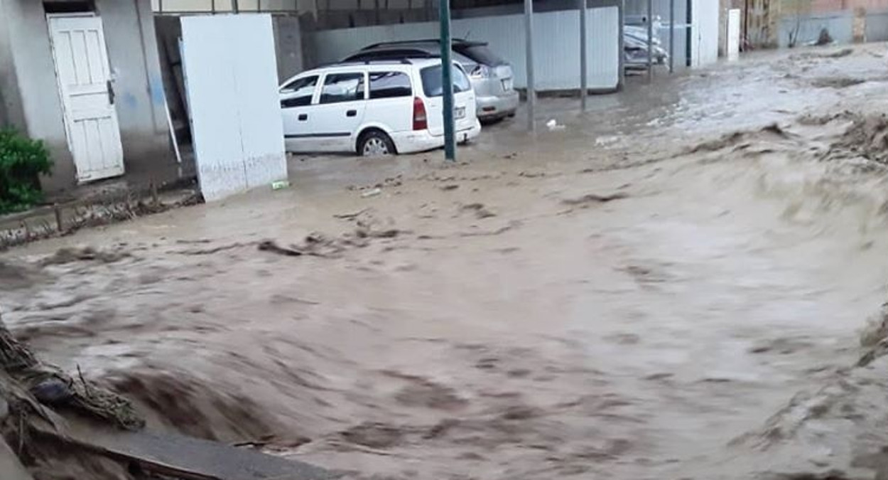 В Кыргызстане из-за селей повреждены здания и дороги, нарушено электроснабжение