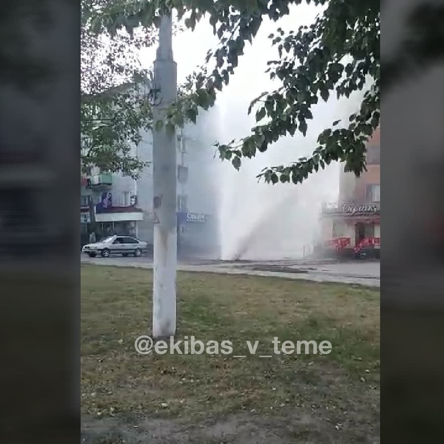 Екібастұзда жарылған құбыр терезелерді сындырып, көліктерге зиян келтірді