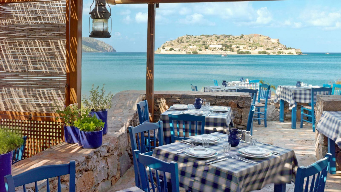 На греческих островах из-за COVID-19 в ночное время не будут работать бары и рестораны 