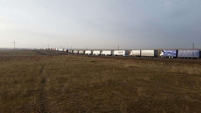 Сотни машин стоят в заторах на казахстанско-узбекской границе  