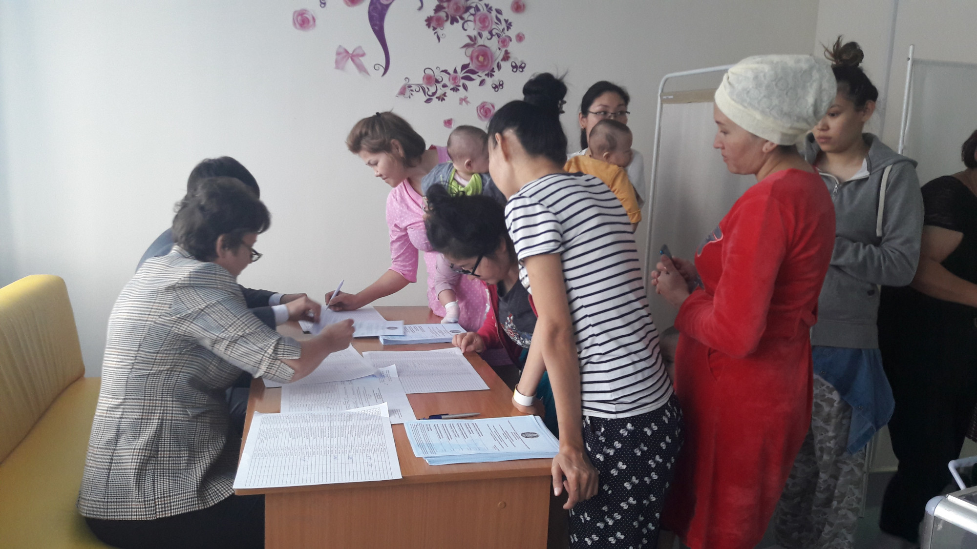 В Нур-Султане 344 женщины проголосовали в роддомах