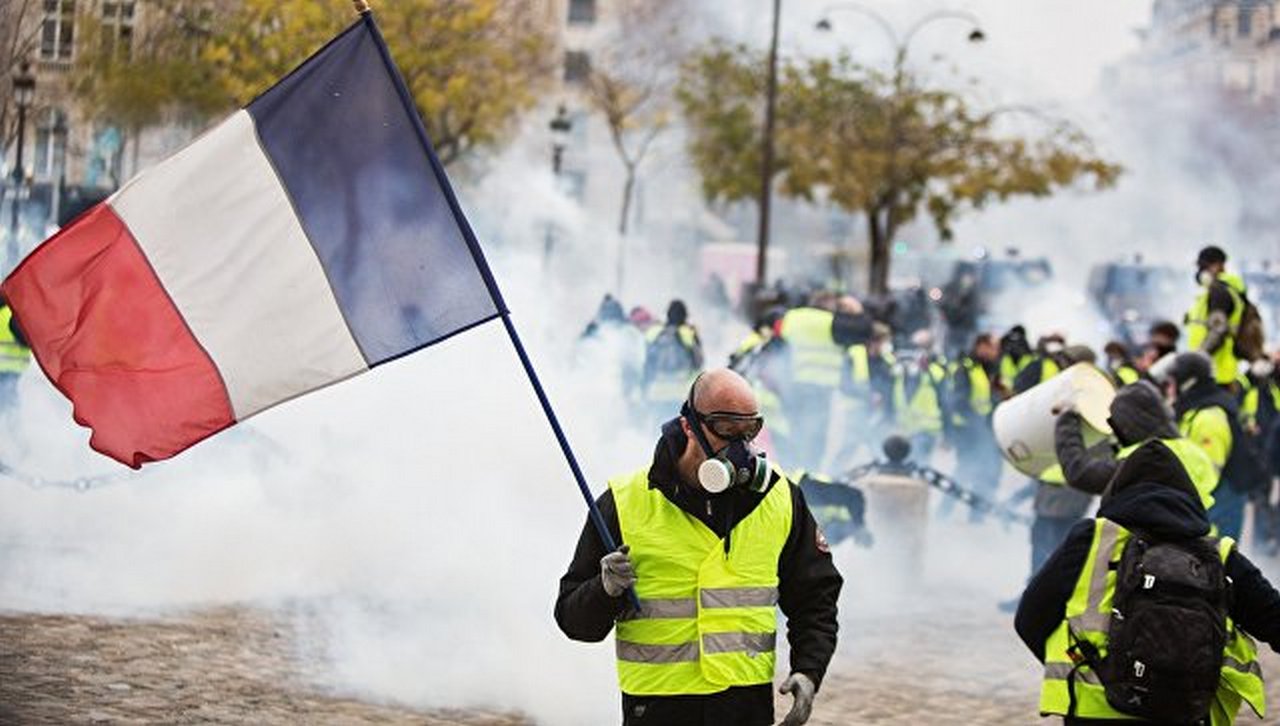 В Париже и других городах Франции вновь пройдут протесты "желтых жилетов"