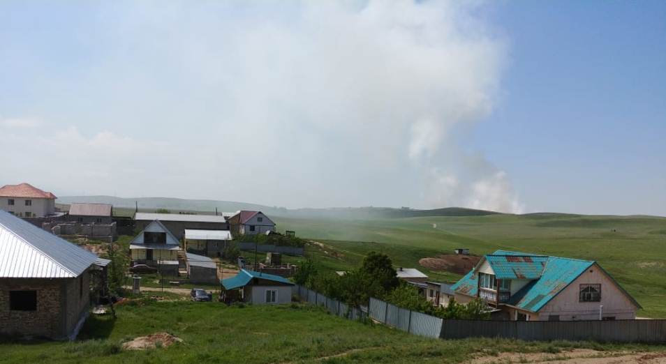 Пожар на полигоне бытовых отходов ликвидируют в Алматинской области