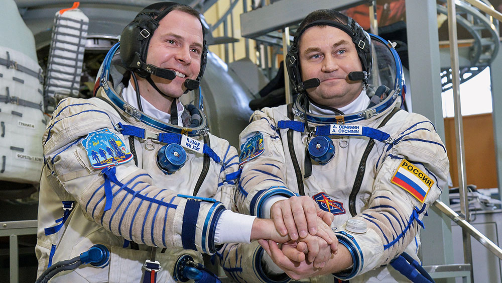 Экипаж «Союза» достали из капсулы, состояние космонавтов удовлетворительное – ЦВО