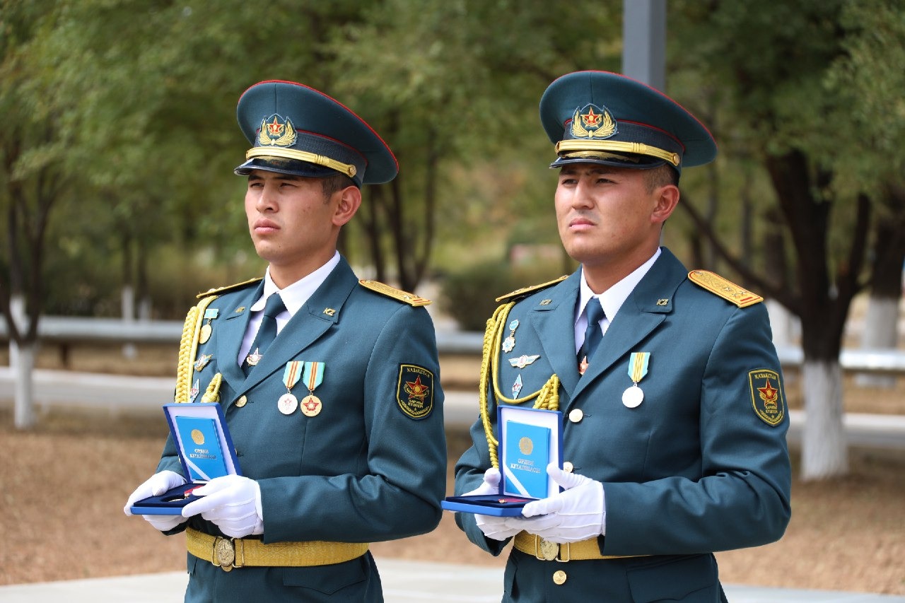 Военнослужащих, погибших в Арыси, посмертно наградили государственными наградами