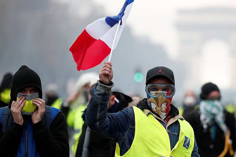 Уровень поддержки населением Франции движения "желтых жилетов" не спадает