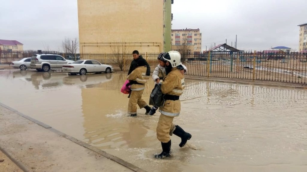 Улицы Актау подтоплены в результате обильных осадков