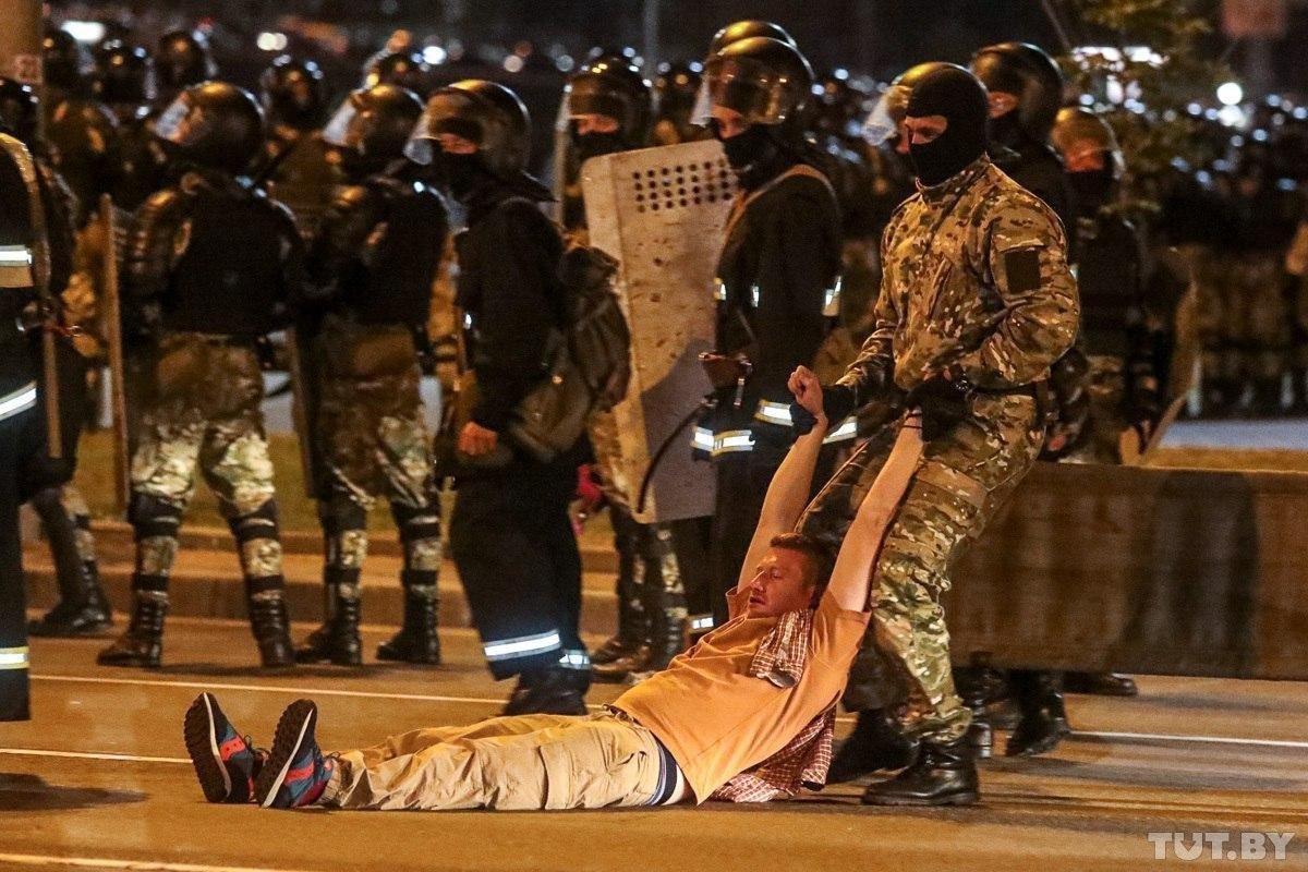 Задержанных на акциях протеста в Минске начали освобождать