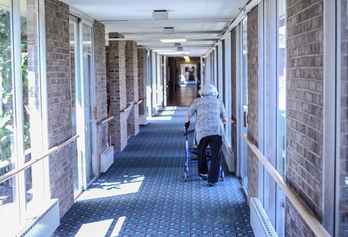 В штате Нью-Йорк запретили посещать дома престарелых