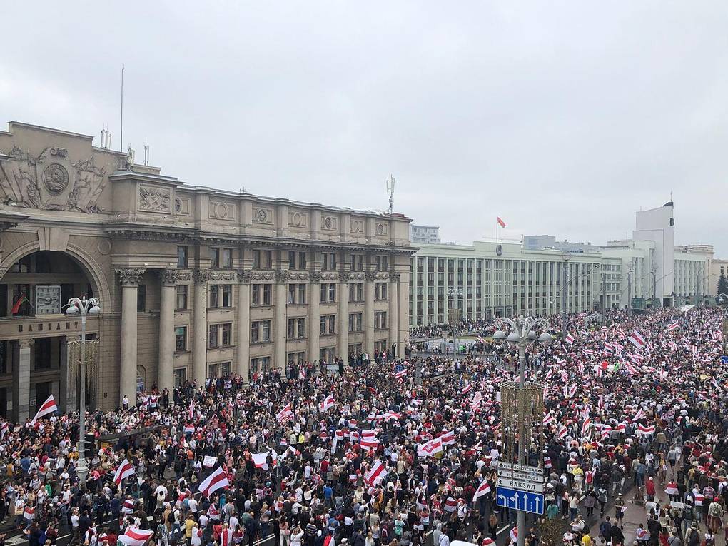 Протестующие в центре Минска начали движение к гостинице "Планета"