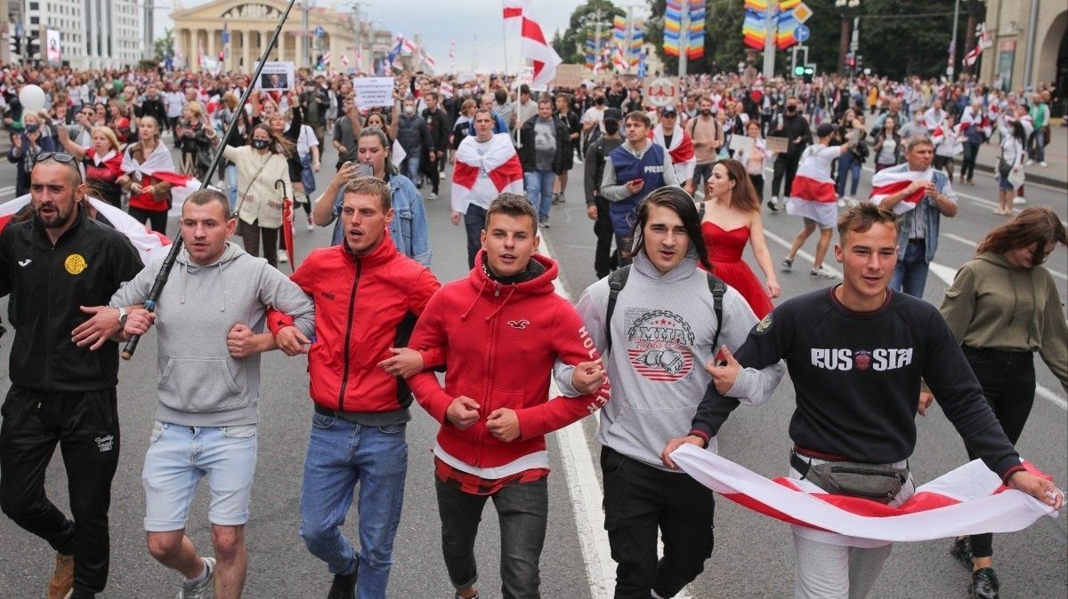 Многотысячная толпа протестующих подошла к резиденции Лукашенко в Минске