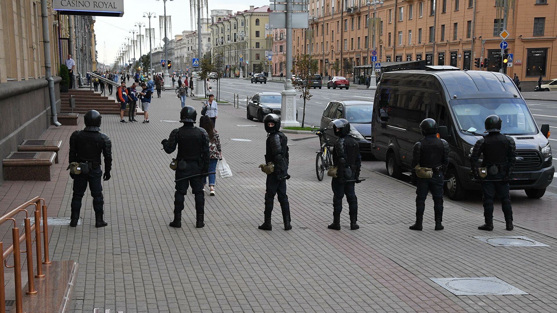 В центр Минска выдвинулись автобусы с силовиками и спецтехника
