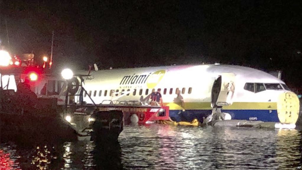 Во Флориде "Боинг-737" сошел со взлетно-посадочной полосы и упал в реку