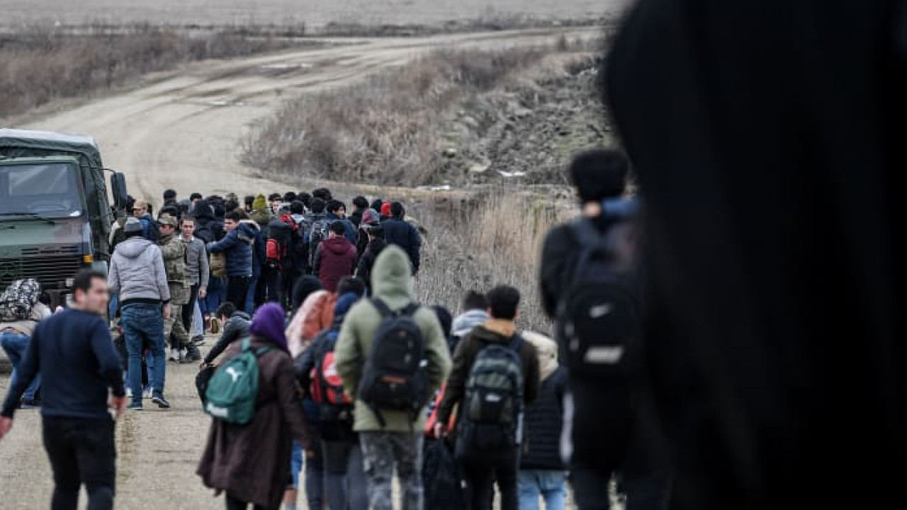 В Турции сообщили, что более 100 тысяч беженцев пересекли границу с ЕС