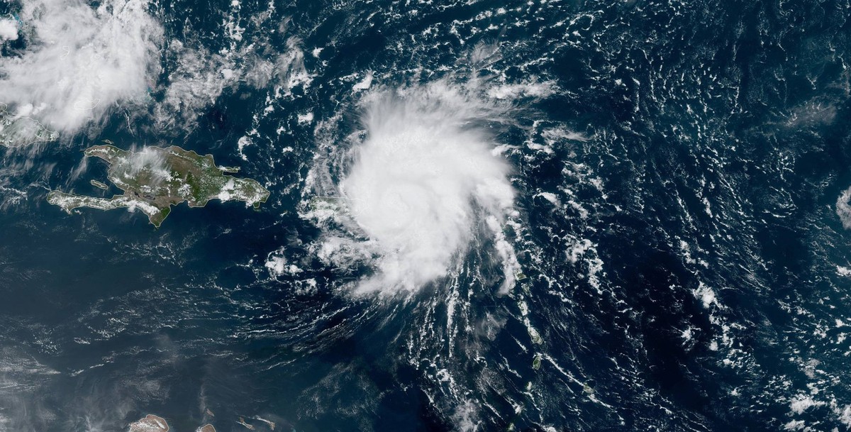 В Атлантике неподалеку от Багамских островов формируется очередной ураган