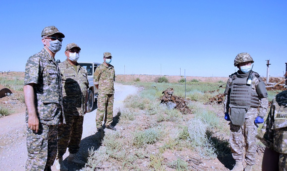 Министр обороны проинспектировал работы по ликвидации последствий ЧП в Арыси