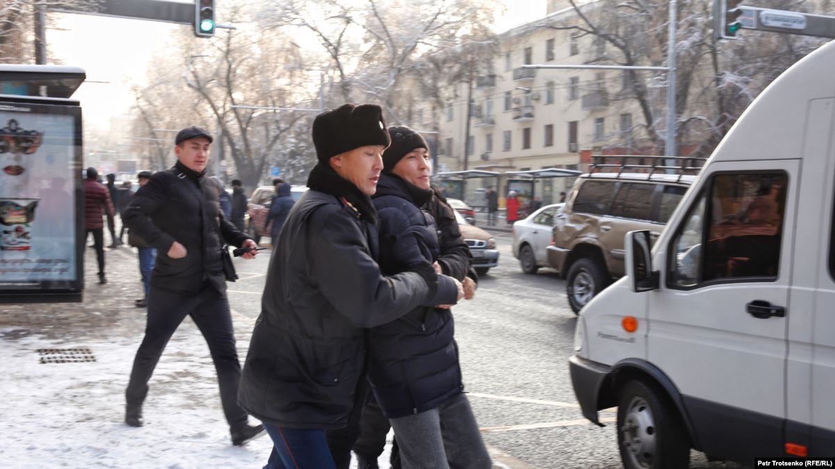 В Нур-Султане и Алматы задержаны участники несанкционированных акций