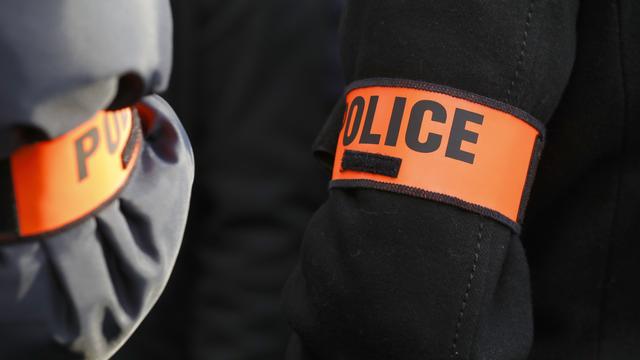 Несколько десятков человек напали на полицейский участок под Парижем