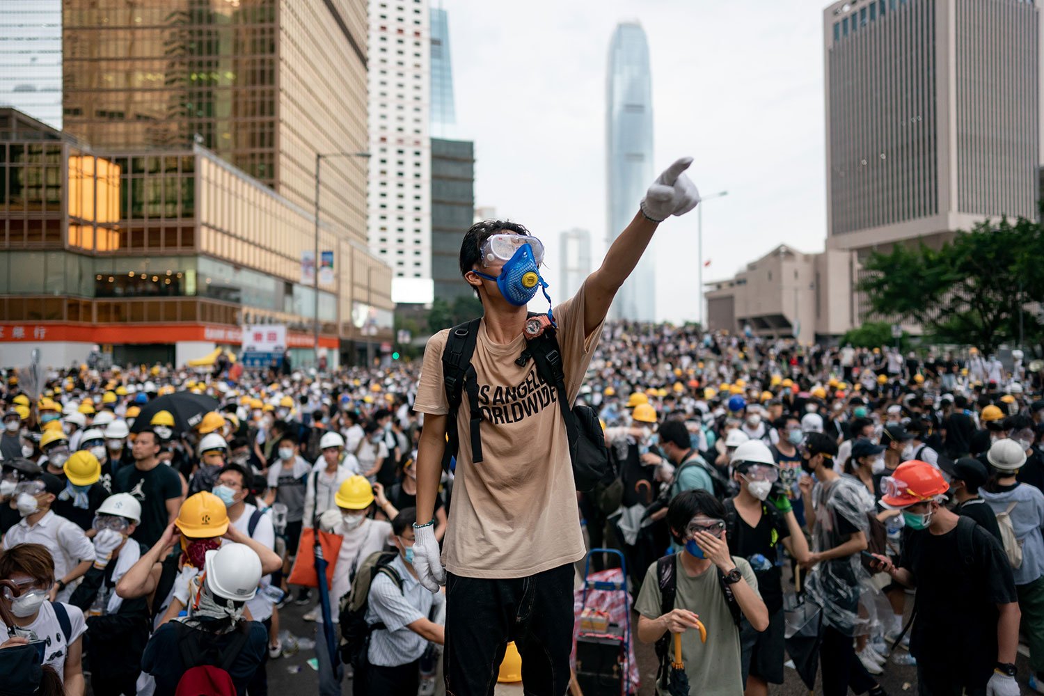 Демонстранты в Гонконге протестуют против планов властей запретить носить им маски
