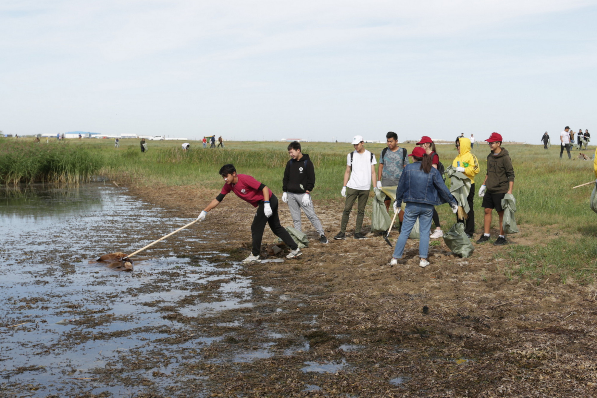 В Нур-Султане продолжается городская акция #Birge #TazaQazaqstan