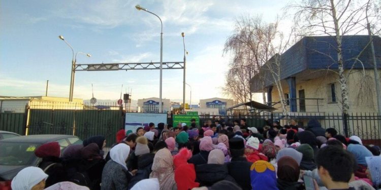 Более 600 человек просили укрытие у пограничников после массовых беспорядков на юге Казахстана  