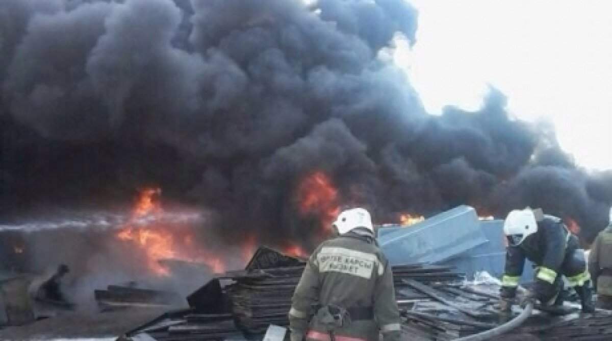В Алматы локализован крупный пожар в складских помещениях 