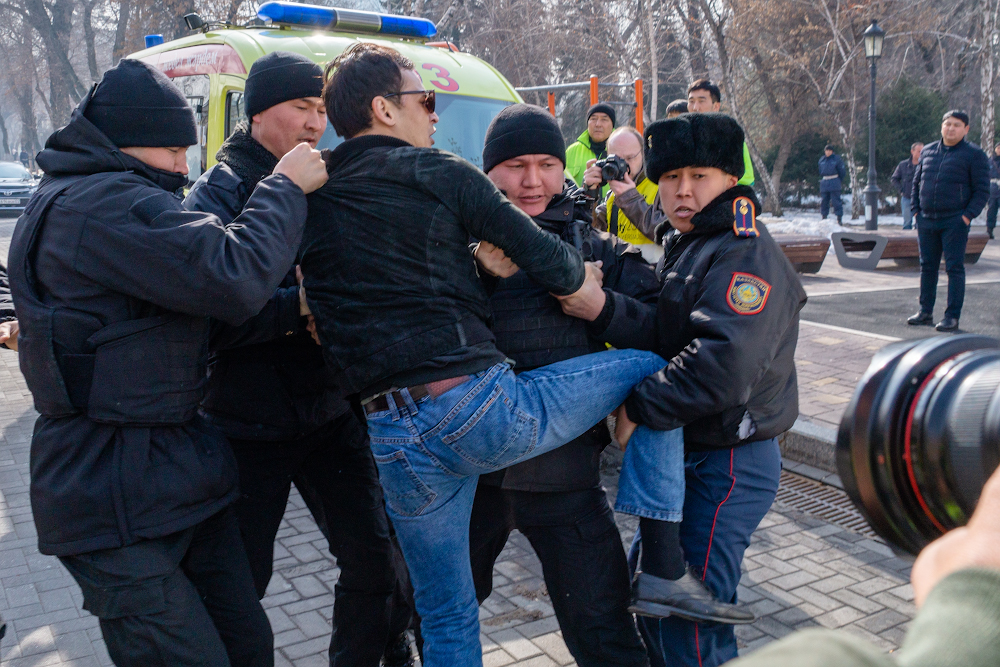 В Нур-Султане и Алматы задержаны около сотни человек, пришедших на митинги запрещенной в Казахстане ДВК