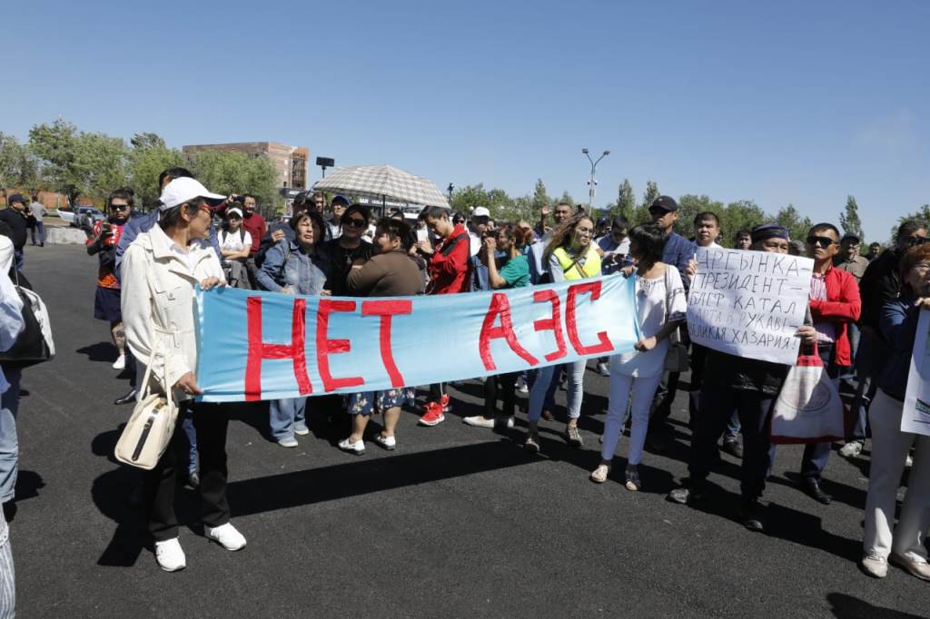 Митинг в Нур-Султане завершился принятием резолюции с требованиями конституционной реформы