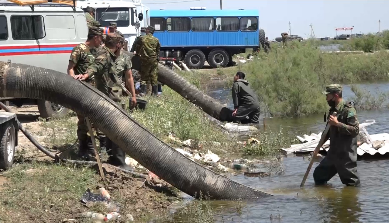 Более 1000 домов на юге Казахстана остаются в воде после прорыва дамбы в Узбекистане   