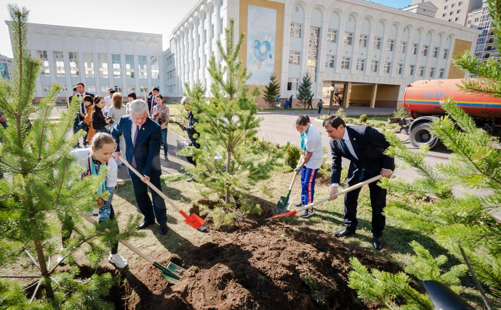 В рамках республиканской акции "Экочас" в столице высажено свыше 2,5 тыс. деревьев 