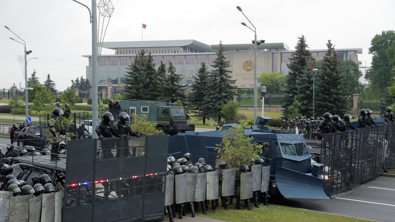 В Минске подъезды и подходы к резиденции Лукашенко перекрывают бронетранспортерами и колючей проволокой