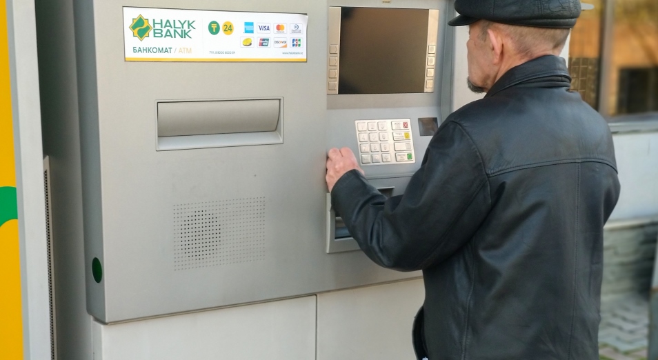 Из 100 тенге на платежных картах казахстанцы обналичивают всего 37 тенге