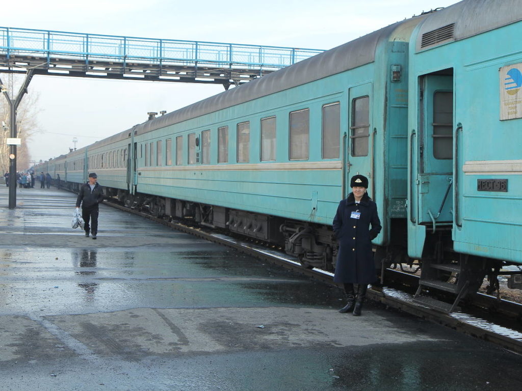 Весь железнодорожный парк задействован в перевозках, но вагонов не хватает