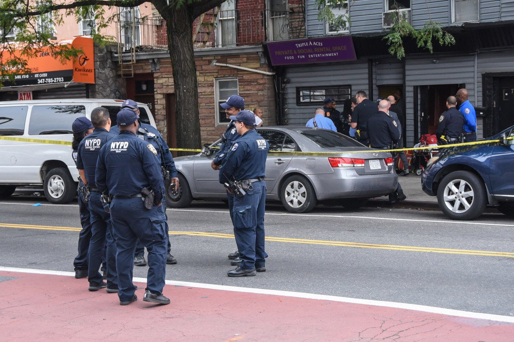 В Нью-Йорке четыре человека погибли в результате стрельбы у клуба