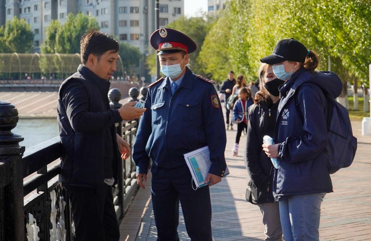 Полицейские Нур-Султана напоминают о важности соблюдения масочного режима 