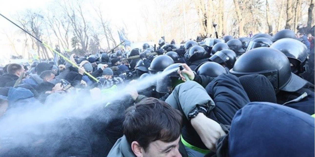 Столкновения националистов и полиции произошли у украинского парламента
