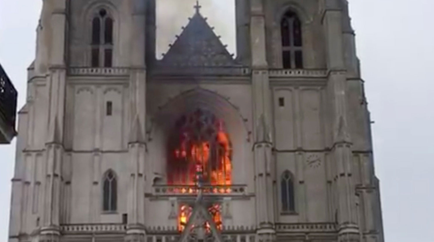 Глава МВД Франции считает, что пожар в соборе Нанта мог быть случайным