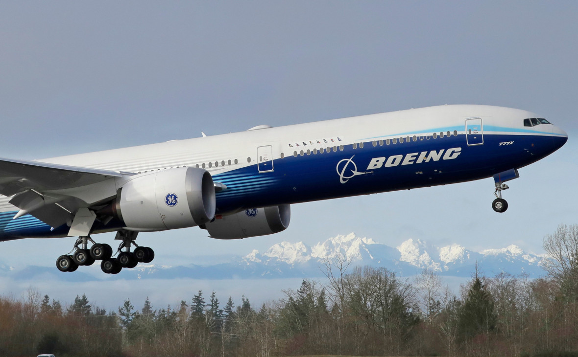 Новый лайнер Boeing 777X совершил первый полет