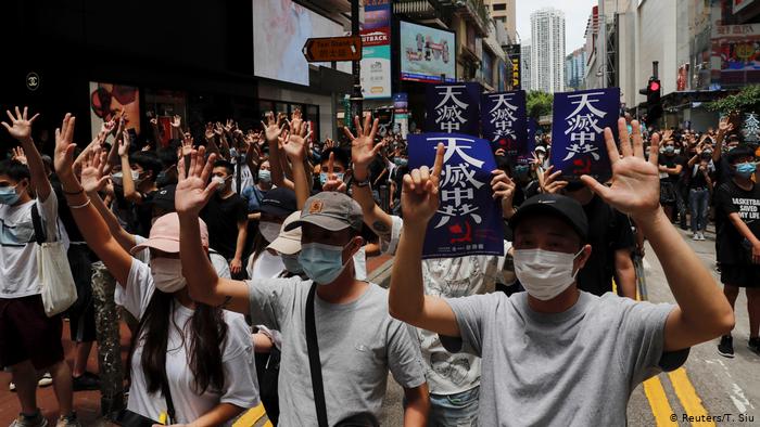 В Гонконге около 100 человек вышли на акцию протеста