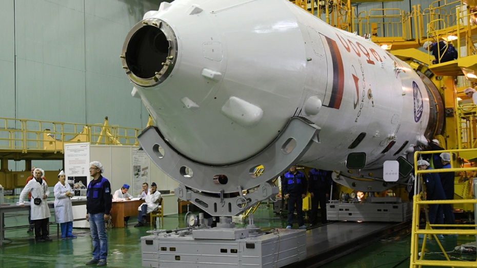 Ракету с пилотируемым кораблём "Союз МС-11" поставили на стартовую площадку Байконура