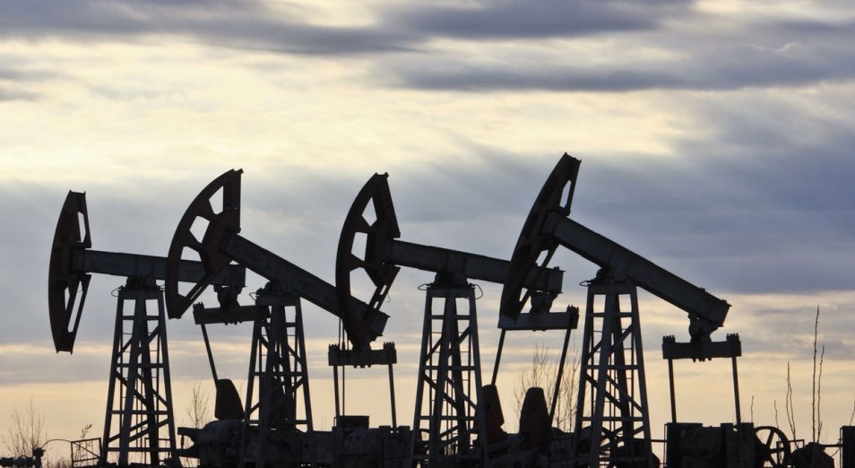 Курс тенге: аналитики надеются на восстановление цен на нефть
