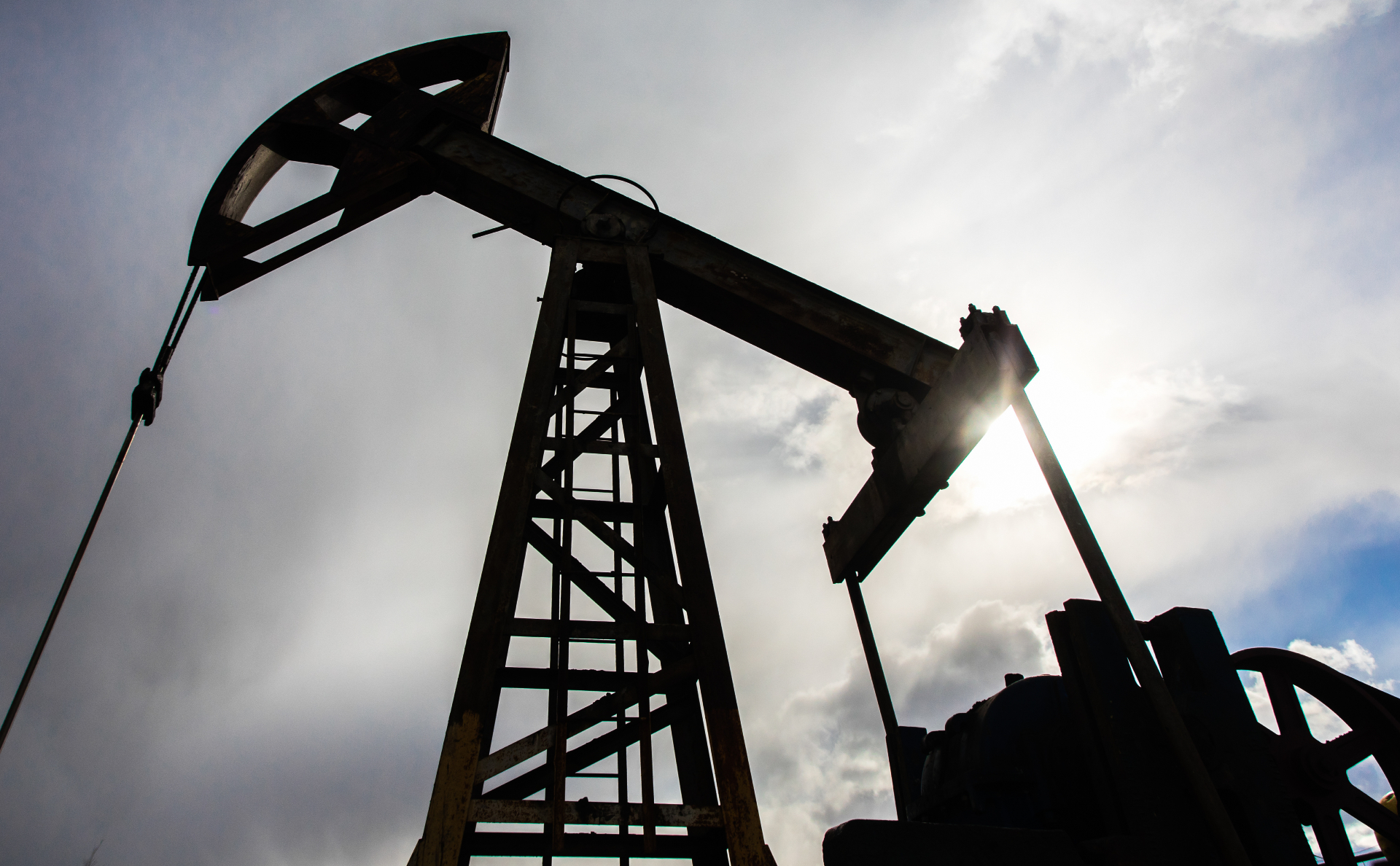 Нефть умеренно дорожает после снижения накануне